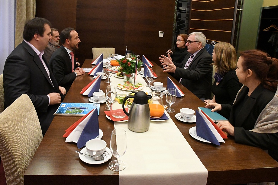 Radnici navštívil francouzský velvyslanec Charles Malinas. Snímky Jiří Urban